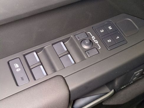 New 2026 Land Rover Defender 110 X-Dynamic SE image 12