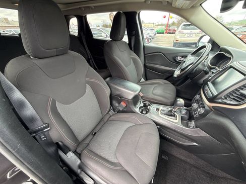 Used 2017 Jeep Cherokee Latitude AWD/4WD image 16