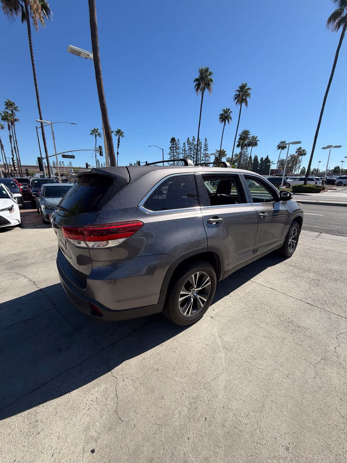 Used 2019 Toyota Highlander LE FWD image 5