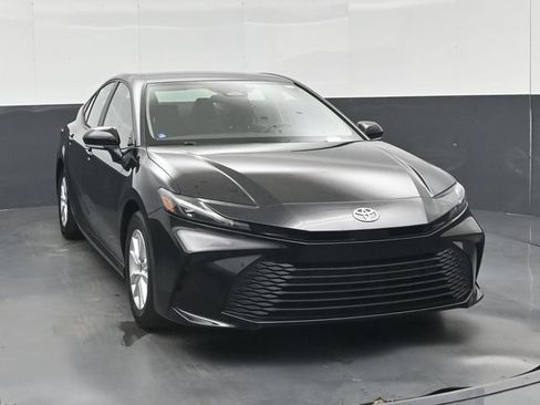 Used 2025 Toyota Camry LE FWD image 33