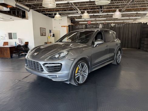 Used 2014 Porsche Cayenne Turbo S AWD/4WD image 4
