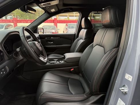 Used 2025 Honda Pilot TrailSport image 29