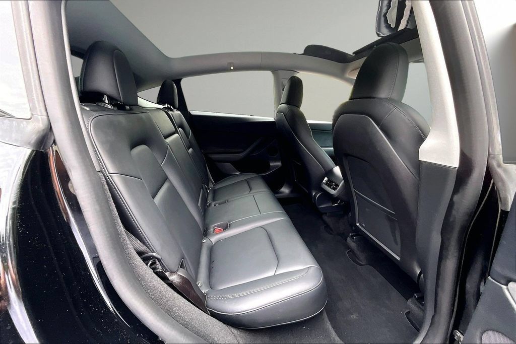 Used 2022 Tesla Model Y Long Range AWD/4WD image 23