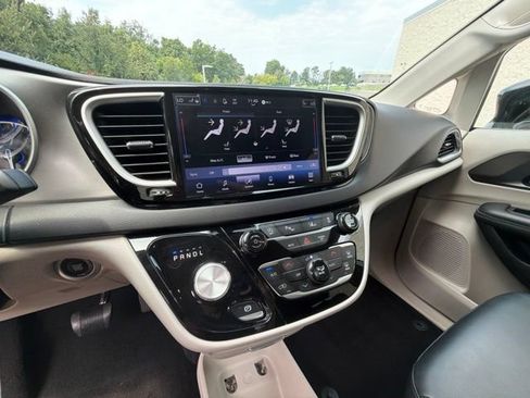 Used 2024 Chrysler Pacifica Touring-L FWD image 24