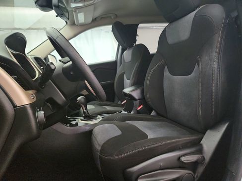 Used 2017 Jeep Cherokee Sport image 12