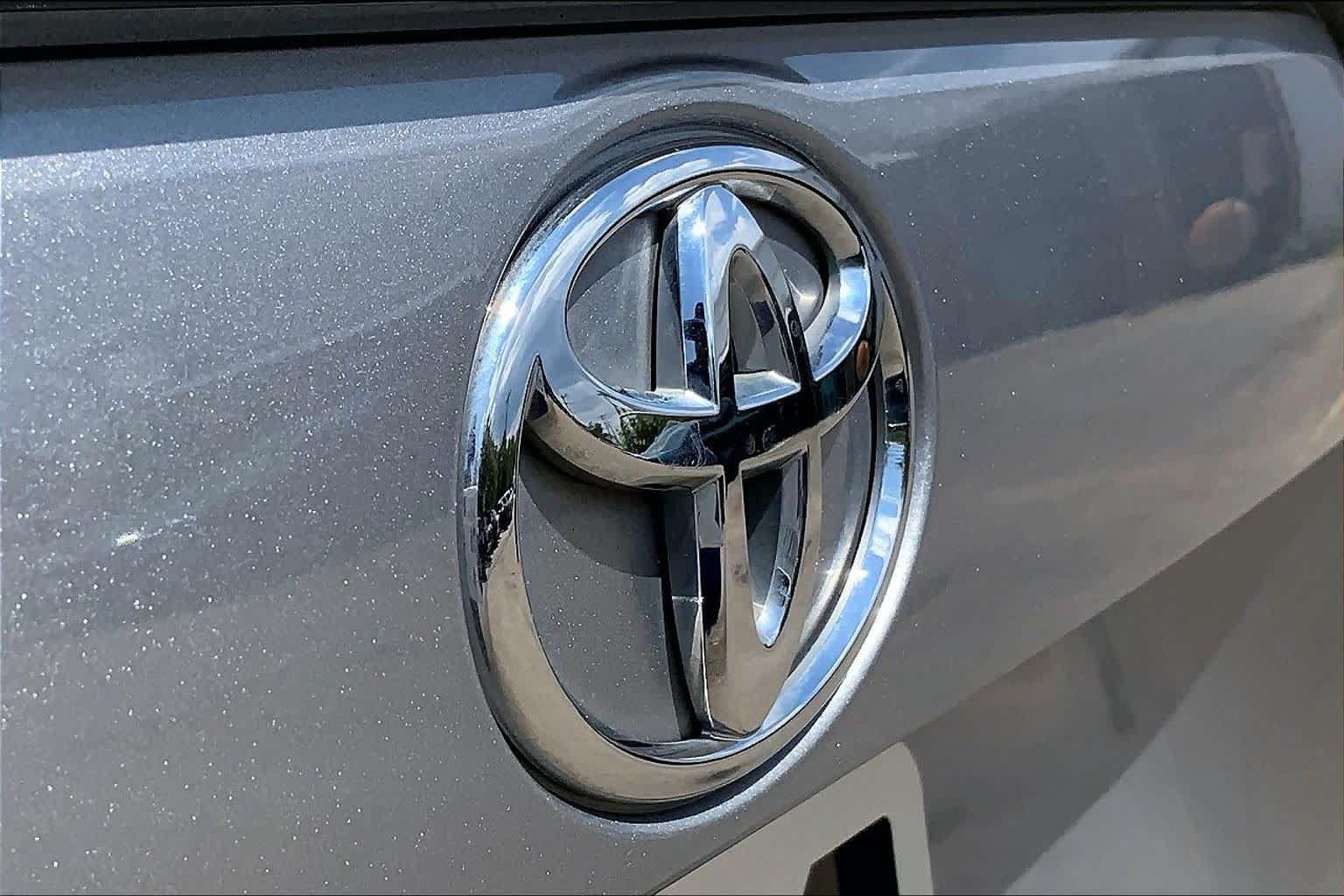 Used 2025 Toyota RAV4 XLE FWD image 31