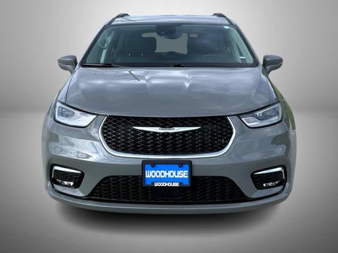 Used 2022 Chrysler Pacifica Touring-L FWD image 2