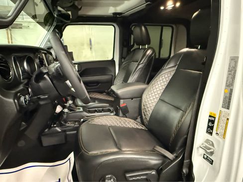 Used 2023 Jeep Gladiator Overland image 9