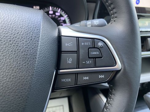 Used 2024 Toyota Highlander LE image 21