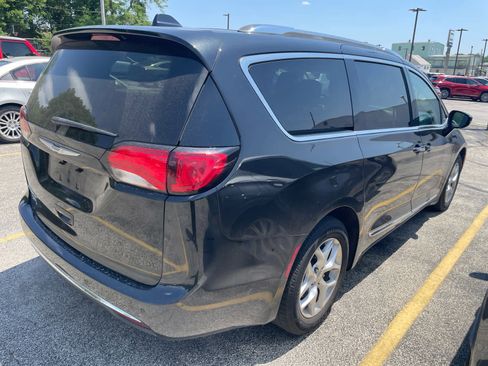 Used 2020 Chrysler Pacifica Touring-L w/ Tire & Wheel Group FWD image 5