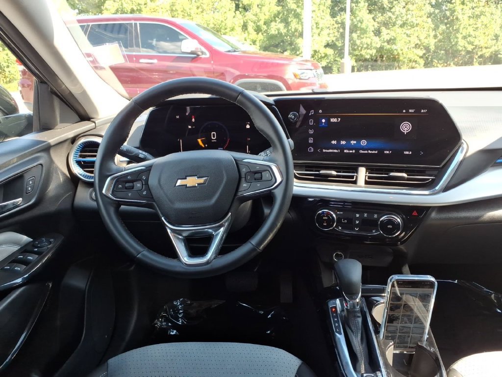 Used 2025 Chevrolet Trax LT w/ LT Convenience Package FWD image 16