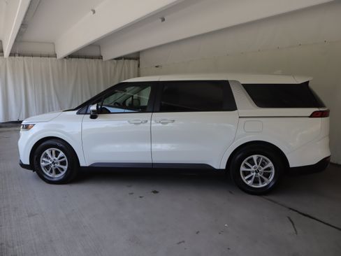 Used 2024 Kia Carnival LX FWD image 19