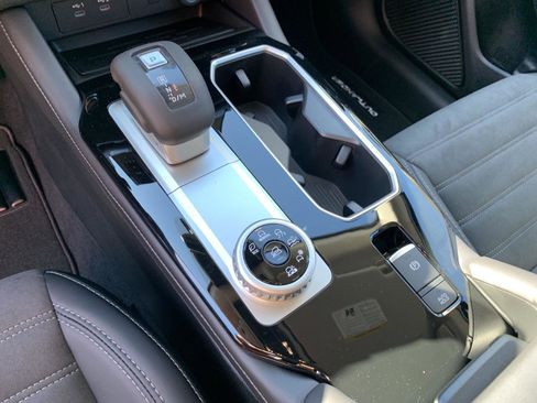 New 2025 Mitsubishi Outlander SE image 18