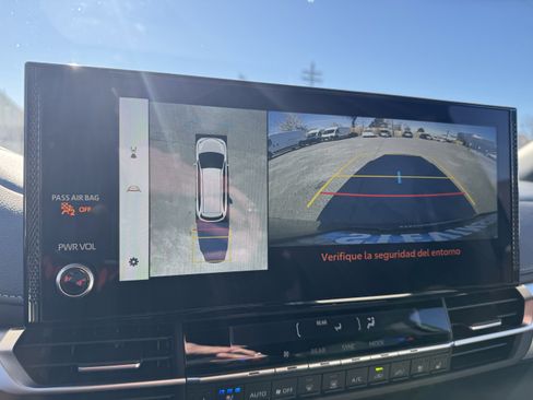 Used 2025 Toyota Sienna Platinum image 27