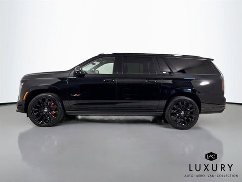 Used 2025 Cadillac Escalade ESV V w/ LPO, ONYX Package image 9