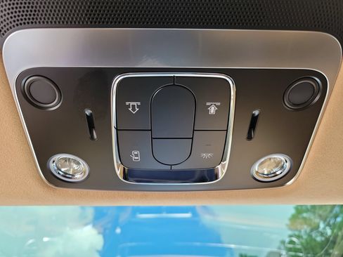 Used 2025 Bentley Flying Spur Plug-In Hybrid AWD/4WD image 44