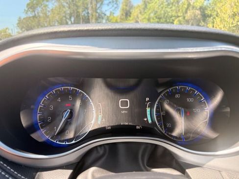 Used 2025 Chrysler Pacifica Limited FWD image 3