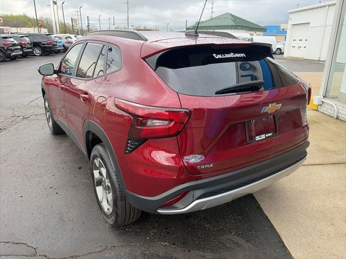 Used 2025 Chevrolet Trax LT FWD image 10