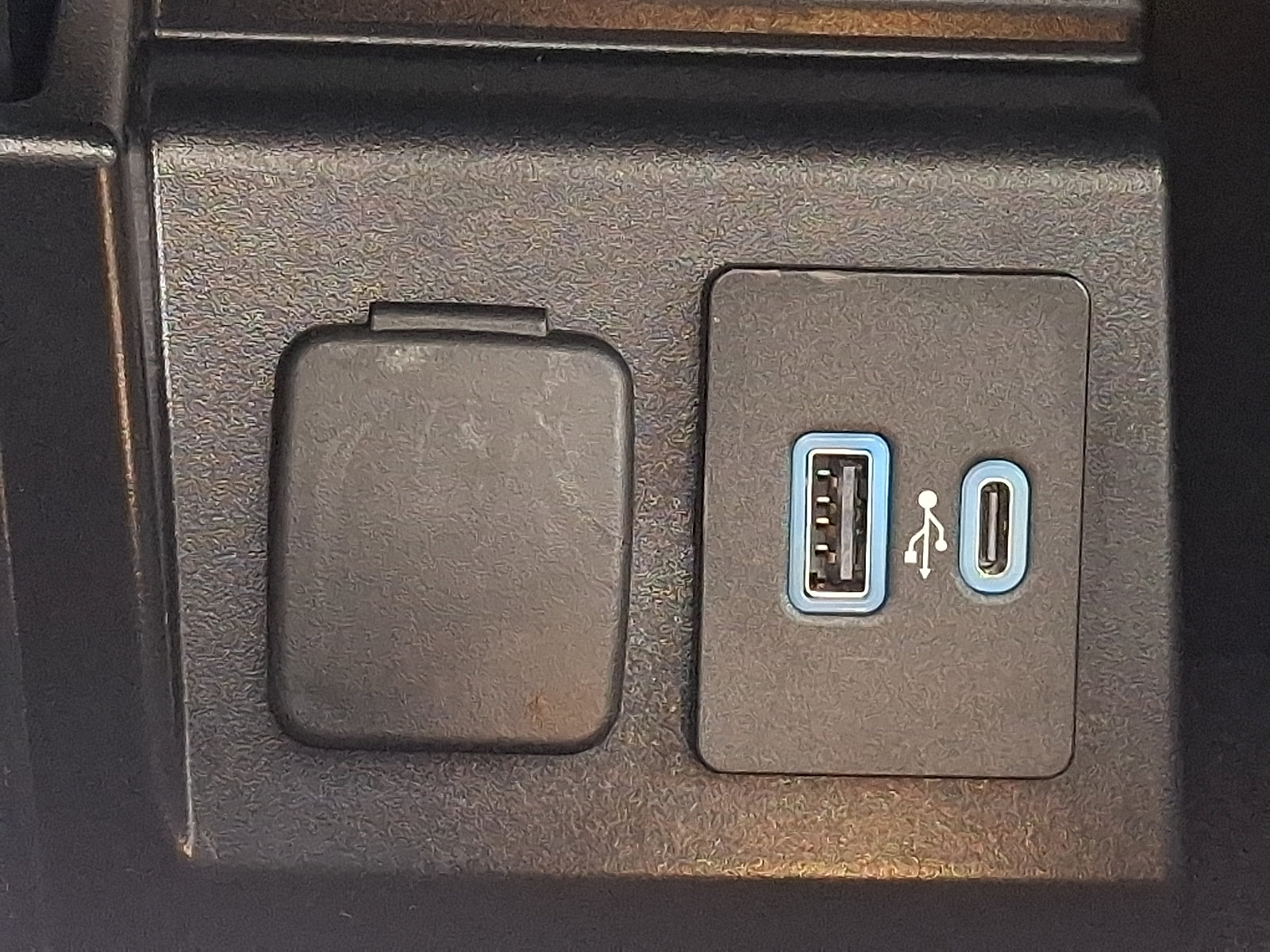 Used 2023 Ford Explorer XLT w/ Equipment Group 202A AWD/4WD image 25