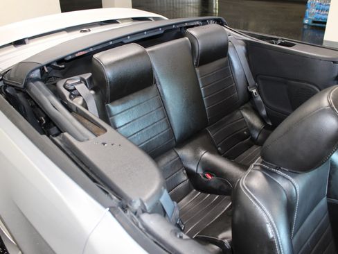 Used 2010 Ford Mustang GT RWD image 39