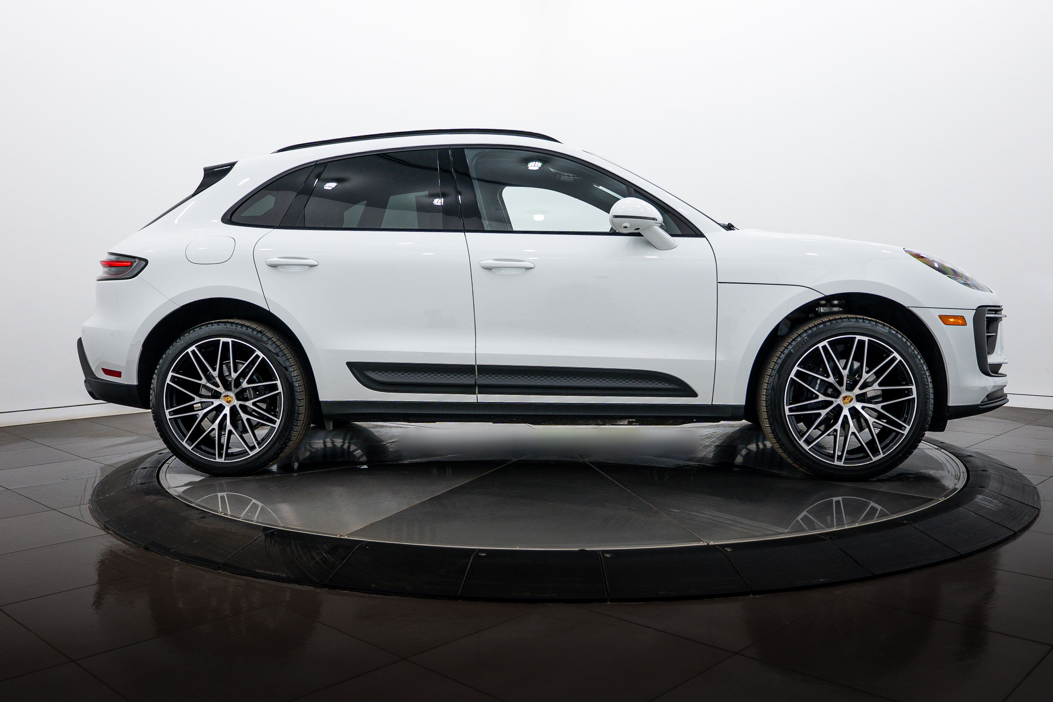 Certified 2026 Porsche Macan AWD/4WD image 8