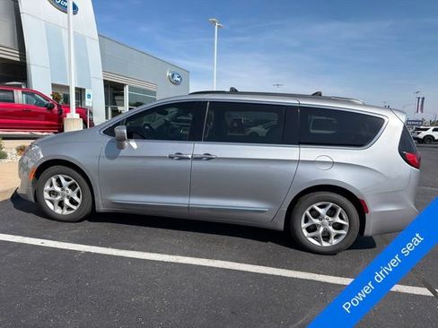 Used 2017 Chrysler Pacifica Touring-L w/ Tire & Wheel Group FWD image 9