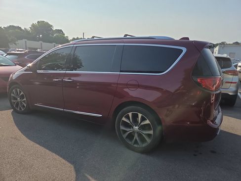 Used 2017 Chrysler Pacifica Limited w/ UConnect Theater Package FWD image 6