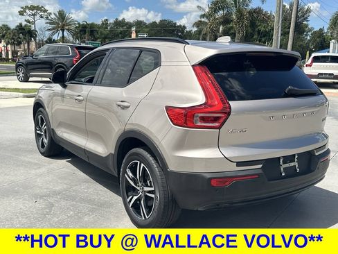 Used 2024 Volvo XC40 B5 Core AWD/4WD image 9