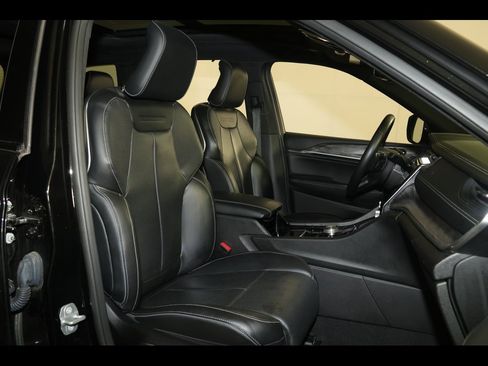 Used 2022 Jeep Grand Cherokee Overland w/ Luxury Tech Group IV image 32