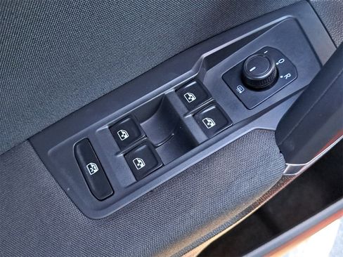 Used 2018 Volkswagen Tiguan S image 29