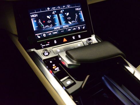 Used 2024 Audi Q8 e-tron Premium Plus w/ Premium Plus Package image 31