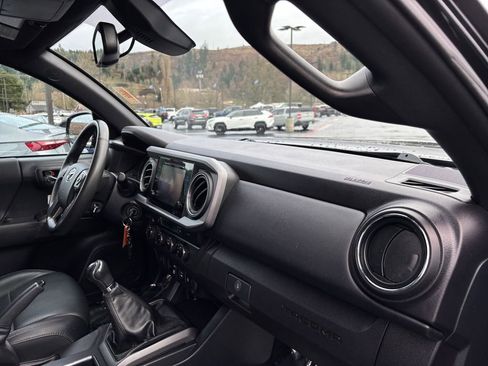 Used 2019 Toyota Tacoma TRD Off-Road w/ TRD Premium Off Road Package image 27