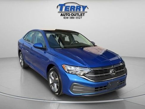 Used 2024 Volkswagen Jetta SE FWD image 2