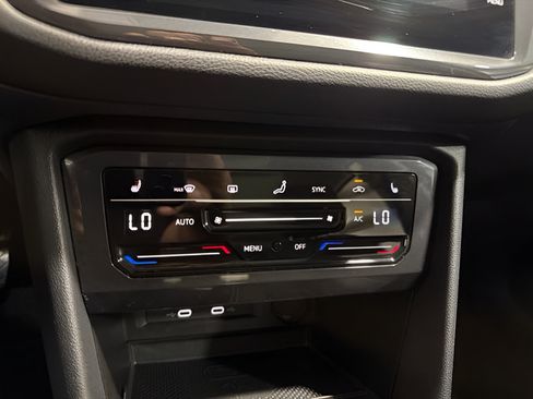 Used 2023 Volkswagen Tiguan SE w/ Panoramic Sunroof Package FWD image 21