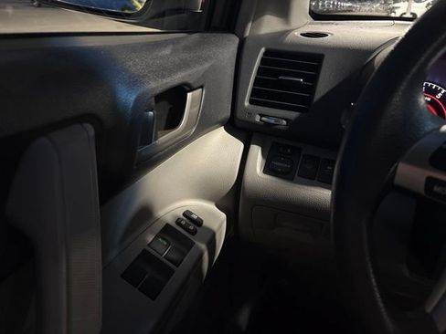 Used 2013 Toyota Highlander Plus AWD/4WD image 16
