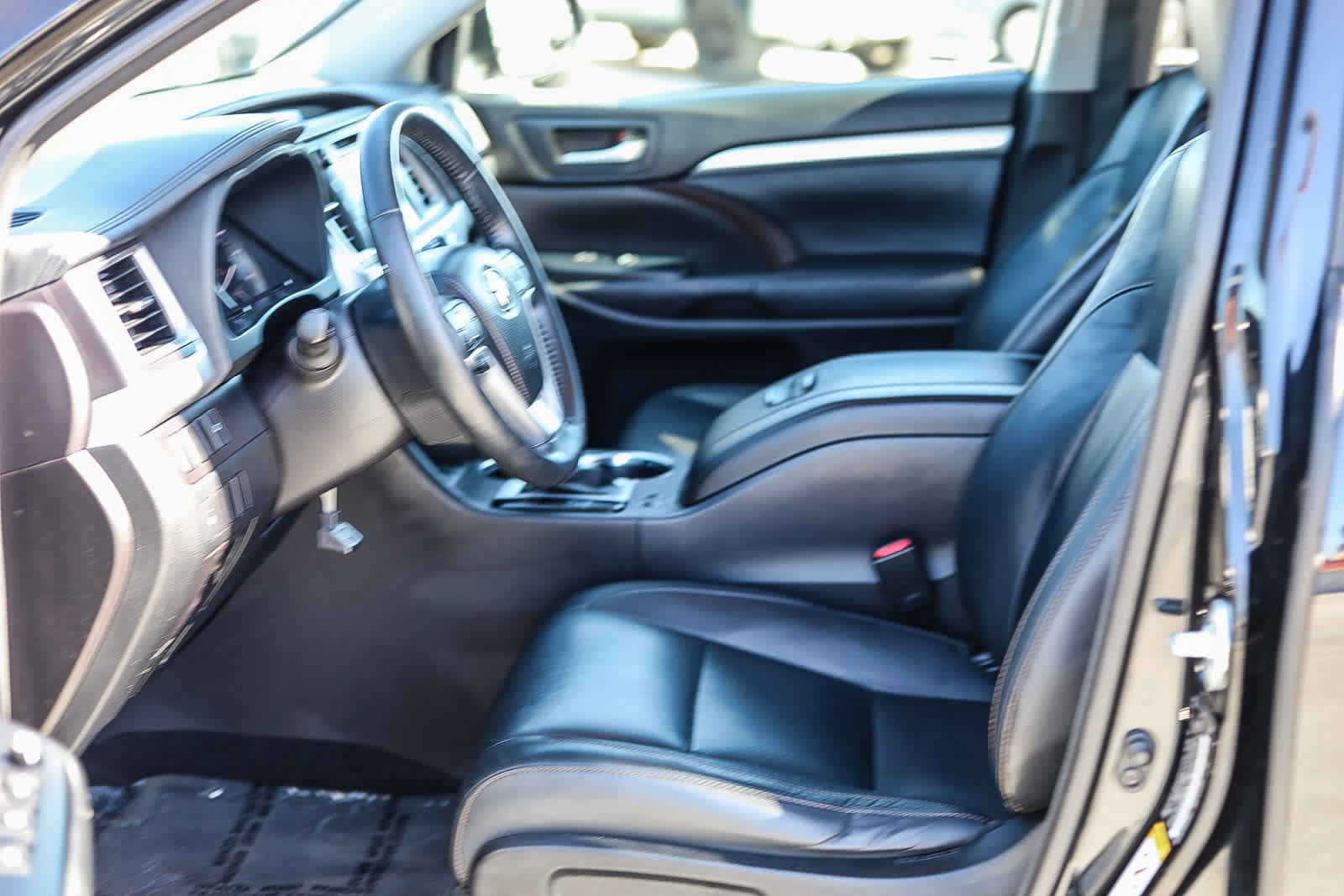 Used 2015 Toyota Highlander XLE AWD/4WD image 17