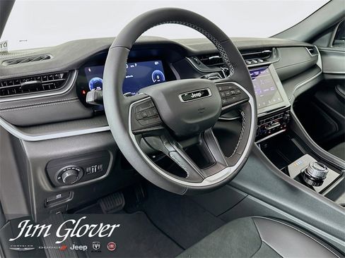 New 2025 Jeep Grand Cherokee Altitude image 32