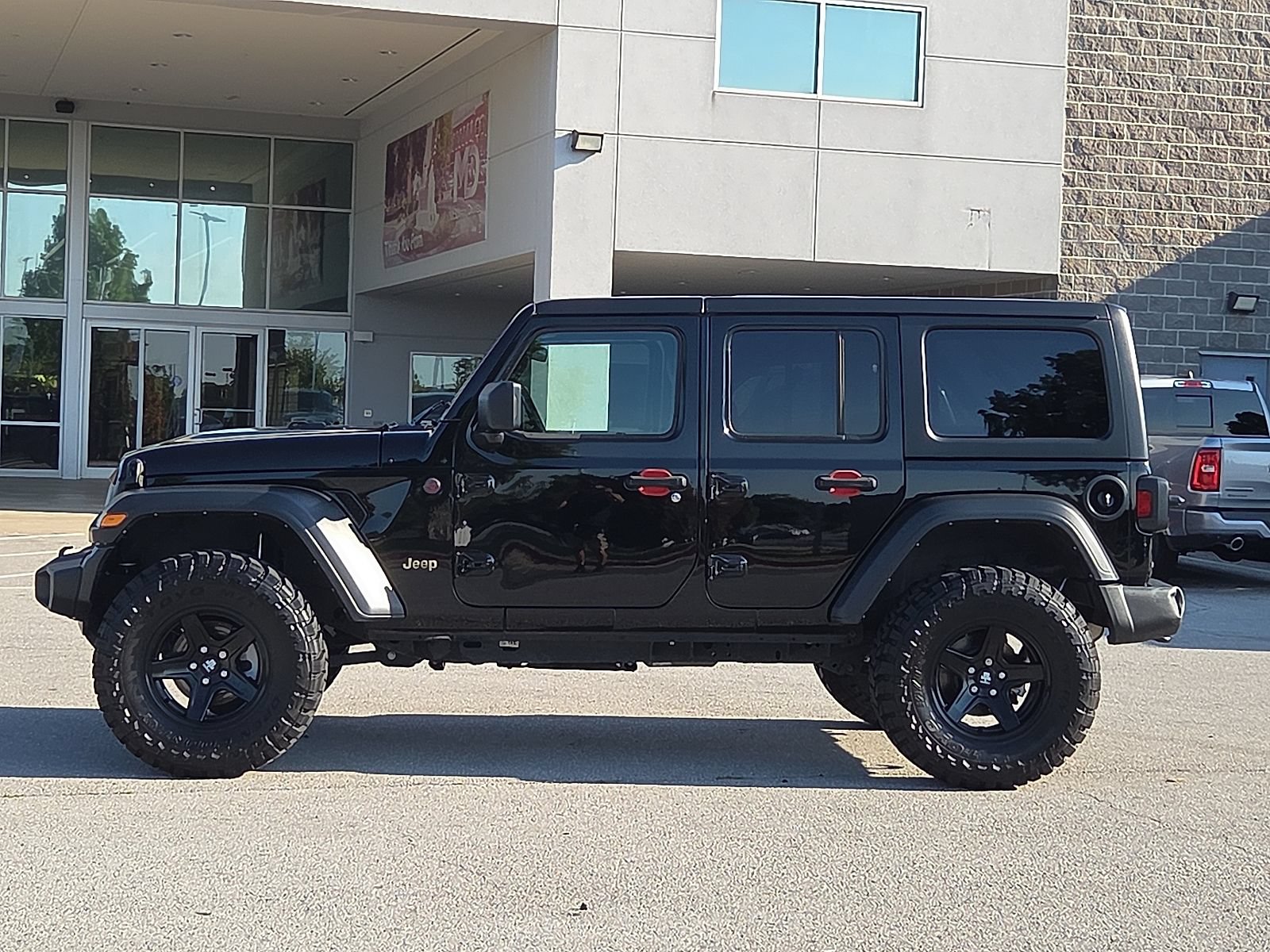 Used 2022 Jeep Wrangler Unlimited Sport AWD/4WD image 3