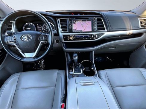 Used 2019 Toyota Highlander XLE image 16