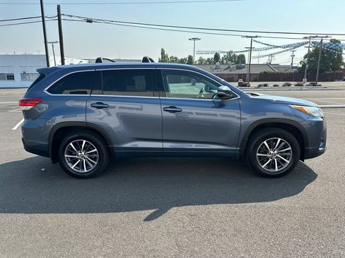 Used 2017 Toyota Highlander XLE AWD/4WD image 7