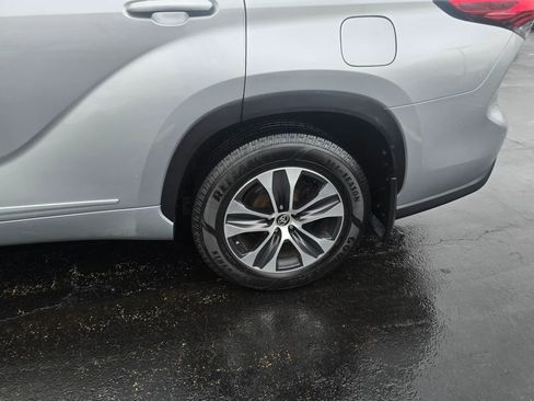 Used 2021 Toyota Highlander XLE AWD/4WD image 3