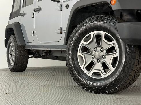 Used 2015 Jeep Wrangler Unlimited Rubicon w/ Connectivity Group AWD/4WD image 17