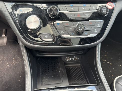 Used 2025 Chrysler Pacifica Limited FWD image 31