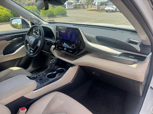 Used 2023 Toyota Highlander Limited AWD/4WD image 16