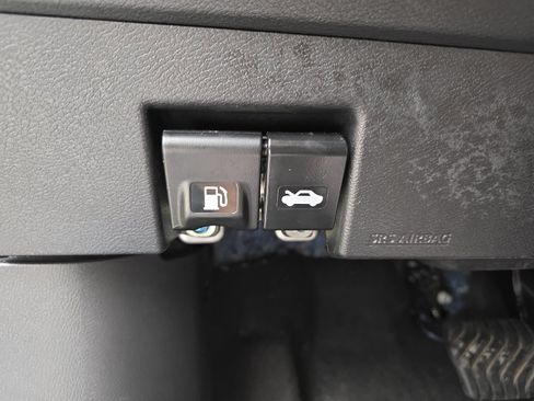Used 2025 Nissan Versa SV w/ Trunk Package FWD image 31