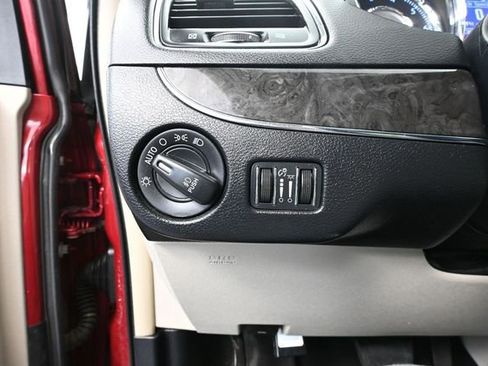 Used 2016 Chrysler Town & Country Touring-L FWD image 24