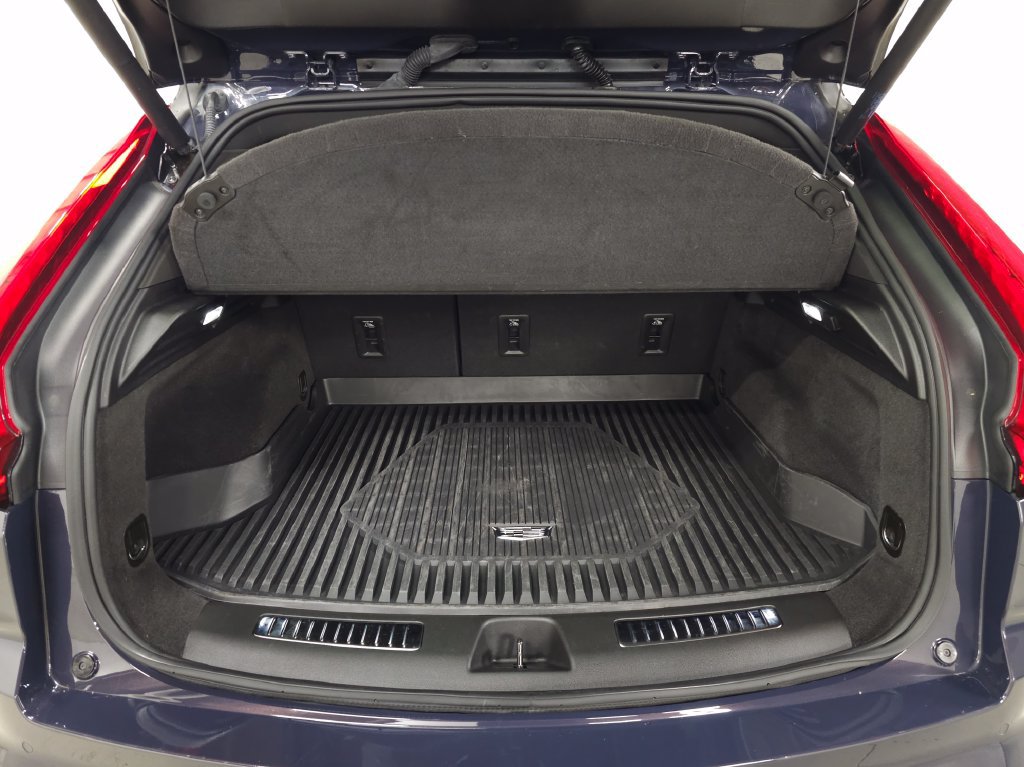 Used 2024 Cadillac XT4 Premium Luxury w/ Technology Package FWD image 5