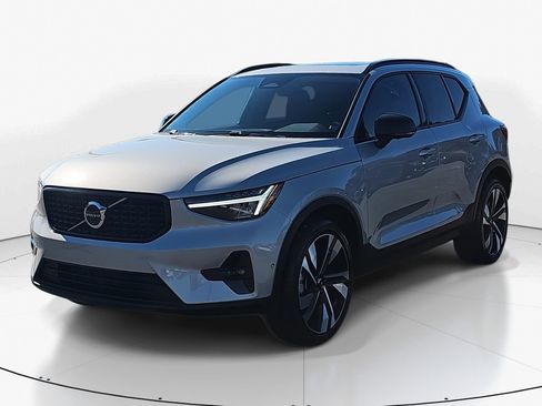 Used 2025 Volvo XC40 B5 Plus image 10