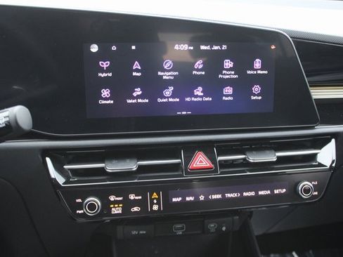 Used 2023 Kia Niro EX image 4