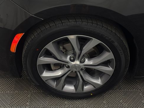 Used 2019 Chrysler Pacifica Limited w/ Tire & Wheel Group FWD image 14